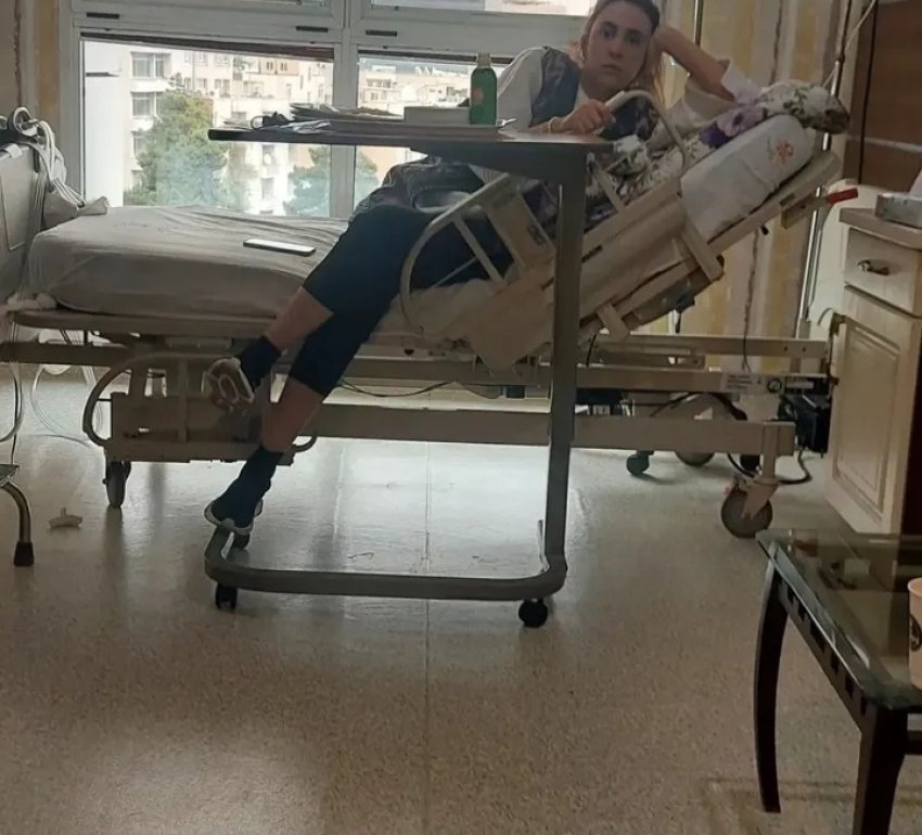 مادر غزل رجبیان عکس دخترش را روی تخت بیمارستان منتشر کرد+ عکس