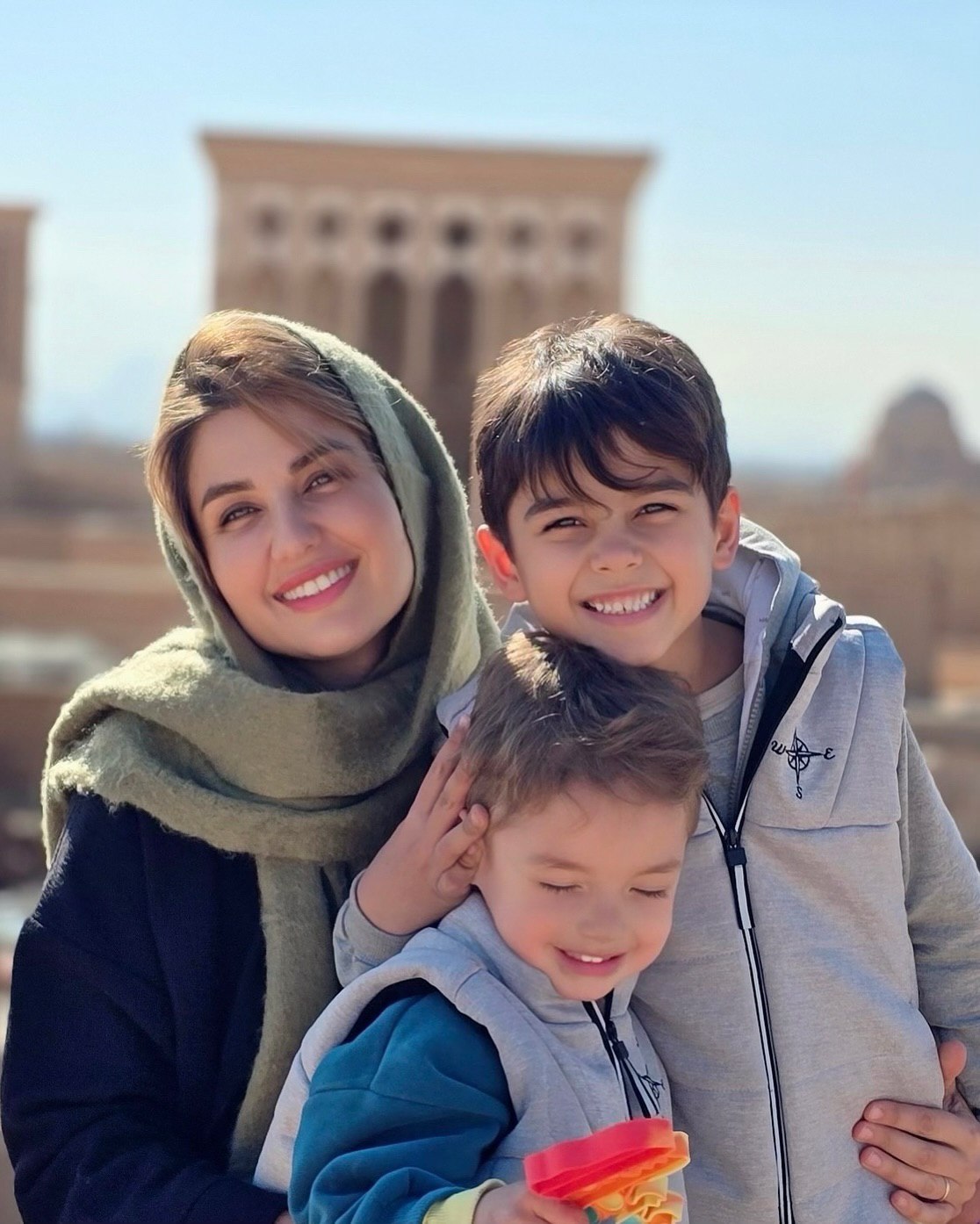 عاشقانه زیبای زن خارجی ساعد سهیلی و دو پسرش+ عکس