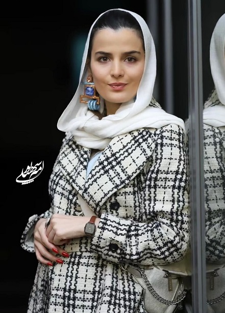 غزاله اکرمی بازیگر 26 سالۀ نقش «سوجان» اخیرا تصاویری از حضور خودش در مراسم اکران فیلم «برکه خاموش» را در صفحه شخصی اش به اشتراک گذاشت.