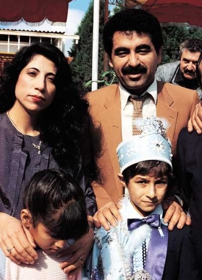 تاتلیس همسر سابق و پسرش را در پیام خود مورد سرزنش قرار داده بود، در پخش زنده تلویزیونی اظهاراتی کرد که حسابی تکان دهنده بود. او گفت: «من ۴۵ سال است که طلاق گرفته ام و ۴۵ سال است که حقوق می دهم. اگر حقوق نپردازم، شرکت را به هم می ریزند. هفت مغازه به پسرش دادم، همه را نابود کرد. هیچ یک از فرزندانم قربانی نشده اند، من هیچ یک از فرزندانم را قربانی نکرده ام. من هیچ زنی از جمله پریهان ساواش را قربانی نکردم. ۴۵ سال است که از خانم عدالت جدا شده ام، ازدواج شرعی هم نداشته ایم. به آن پسرم که نامش احمد است ۷ تا مغازه دادم اما او بزرگترین خیانت را به من کرد.» «بهترین مغازه ها را ویران کرد. هر جا که خواست به او دادم. هر چه از من خواستند به آنها دادم. دیگر چه کار کنم؟ من تمام تلاشم را می کنم، هنوز نمی توانم از شر آن خلاص شوم. مرد ۷۰ ساله ای هستم که هنوز روی صحنه می روم. زمانی که شروع به کسب درآمد کردم کارهایشان شروع شد… بس است. با سلامتی خود کلنجار بروم یا با آنها کنار بیایم، دیگر چه کار کنم؟ کمی به من رحم کنید…» «من در قبال هیچ یک از فرزندانم کوتاهی نکردم. به جز بزرگ ترینشان … اگر به یک نفر هفت مغازه بدهید، هفتمی را هم ویران می کند؟ من حتی نمی خواهم اسمش را بشنوم. از بدروم که بیرون آمدم به من کلمات بسیار تند و حرف های زشتی زد. الان دیگر آنها را بازگو نمی کنم.»