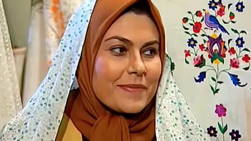 اعتراف تلخ مهرانه مهین ترابی بعد سالها: ازدواج را خیلی دوست داشتم اما من یک…! مهرانه مهین ترابی بعد سالها مجردی اعتراف کرد که ازدواج را خیلی دوست داشتم اما من یک بازیگر بودم و نمی توانستم از حرفه ای به راحتی بگذرم. به گزارش سرویس آموزش و سرگرمی وقت صبح، مهرانه مهین ترابی در سریال خانه سبز بازی درخشانی از خود از نشان داد که باعث شد معروف شود. اعتراف تلخ مهرانه مهین ترابی بعد سالها: ازدواج را خیلی دوست داشتم اما من یک...! این خانم بازیگر تا این سن و سال تاکنون ازدواج نکرده و مجرد است. او درباره دلیل ازدواج نکردنش مسائلی را مطرح کرد که بسیار برای خودش منطقی به نظر می رسد. او در یکی از مصاحبه هایش گفت: تصمیم به مجرد ماندن سخت‌ترین تصمیم زندگی‌ام بود. اعتراف تلخ مهرانه مهین ترابی بعد سالها: ازدواج را خیلی دوست داشتم اما من یک...! ازدواج را دوست داشتم اما باید تنها می‌ماندم، من هم عاشق فرزند هستم. دوست دارم برای افراد خانواده‌ام آشپزی کنم اما بازیگری وجودم را ساخته بود. اعتراف تلخ مهرانه مهین ترابی