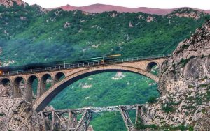 ریزش سنگ بر روی خط ریلی سوادکوه؛ قطار خسارت دید