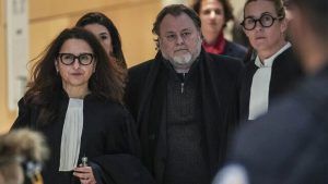 چندین چهره برجسته زن از سینمای فرانسه از جمله ژودیت گدرش و سلین سیاما برای شنیدن حکم در دادگاه حضور داشتند.