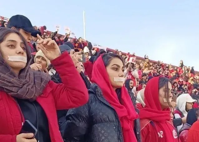(عکس) اعتراض زنان هوادار تراکتور به سبکی جدید!