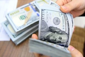 کشف ۶۴۰۰ اسکناس تقلبی دلار؛ ۴ نفر دستگیر شدند