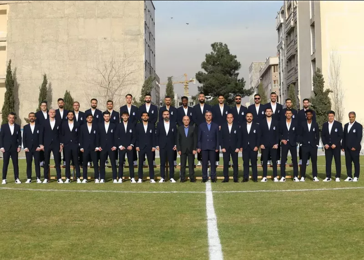 (عکس) سفر استقلالی‌ها به قطر با کت و شلوارهای شیک