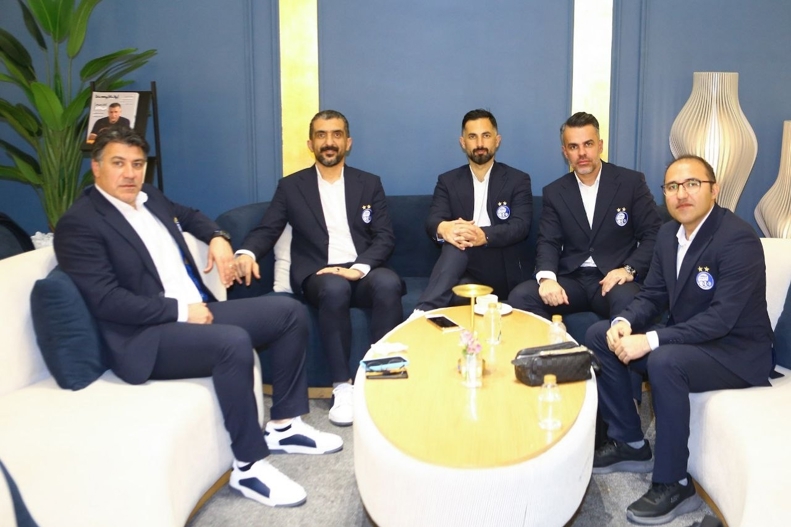 (عکس) سفر استقلالی‌ها به قطر با کت و شلوارهای شیک