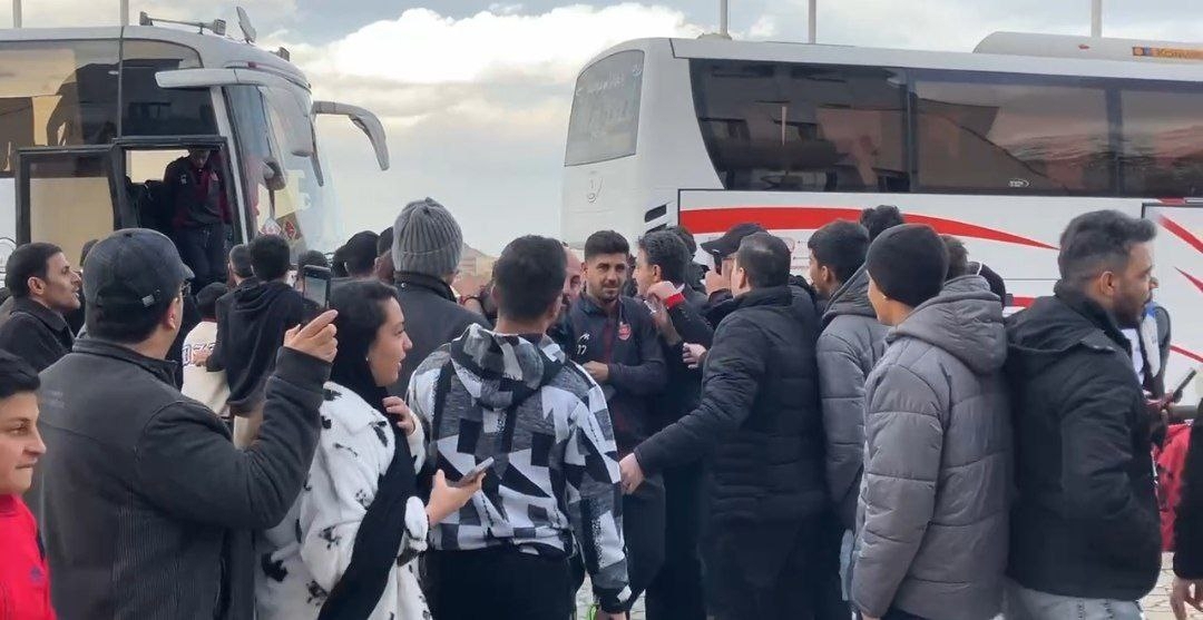 (عکس) استقبال اراکیها از کاروان پرسپولیس (عکس) استقبال اراکیها از کاروان پرسپولیس
