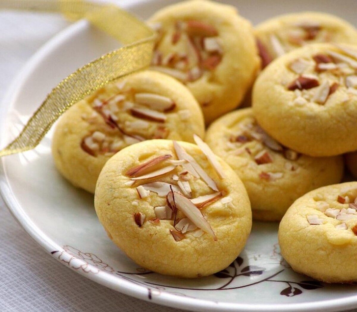 شیرینی پزی مخصوص عید ۱۴۰۴؛ طرز تهیه شیرینی سه آرد زعفرانی