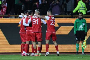 (عکس) کری سنگین صفحه پرسپولیسی برای استقلالیها؛ Tehran is red