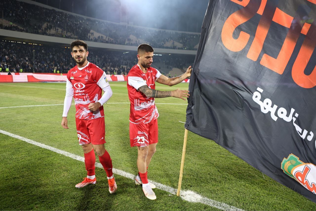 (عکس) کوبیدن پرچم پرسپولیس وسط زمین دربی! (عکس) کوبیدن پرچم پرسپولیس وسط زمین دربی!