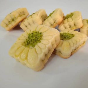 شیرینی پزی مخصوص عید ۱۴۰۴؛ طرز تهیه شیرینی کرهای مغزدار