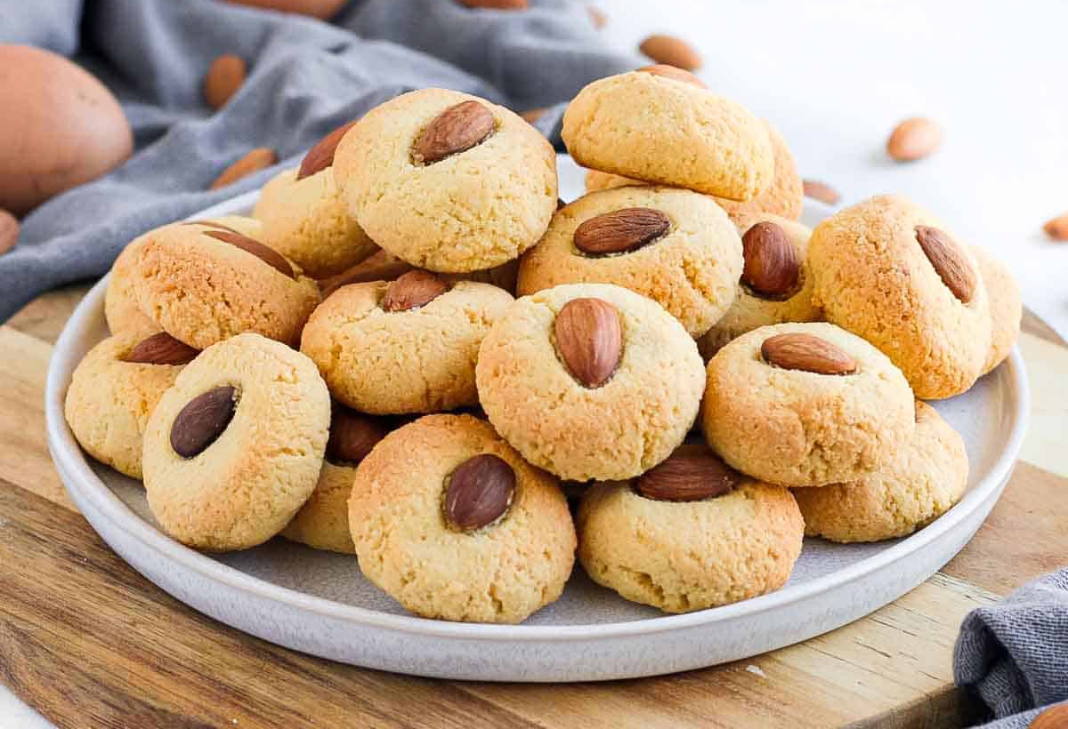 طرز تهیه قرابیه بادامی؛ شیرینی خوشمزه و شیک ترکی طرز تهیه قرابیه بادامی؛ شیرینی خوشمزه و شیک ترکی