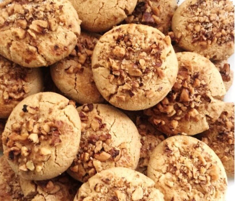 طرز تهیه شیرینی فندقی کرم&zwnj;دار؛ شیرینی خوشمزه عید نوروز