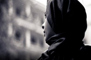 زنی در مسیر باد!؛ مقصر اصلی مادرم بود