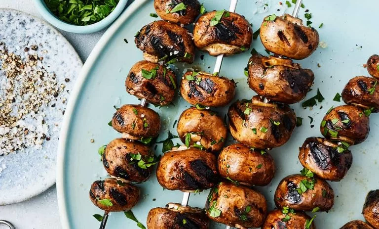 جوجه و قارچ کبابی با مرینیت ماست؛ مخصوص تعطیلات نوروز