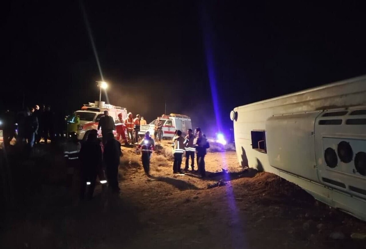 آخرین جزئیات از حادثه واژگونی اتوبوس در کرمان؛ ۸ نفر از جانباختگان زن هستند