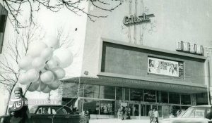 بزرگترین پرده سینما با حضور شاه و فرح افتتاح شد! +عکس‌