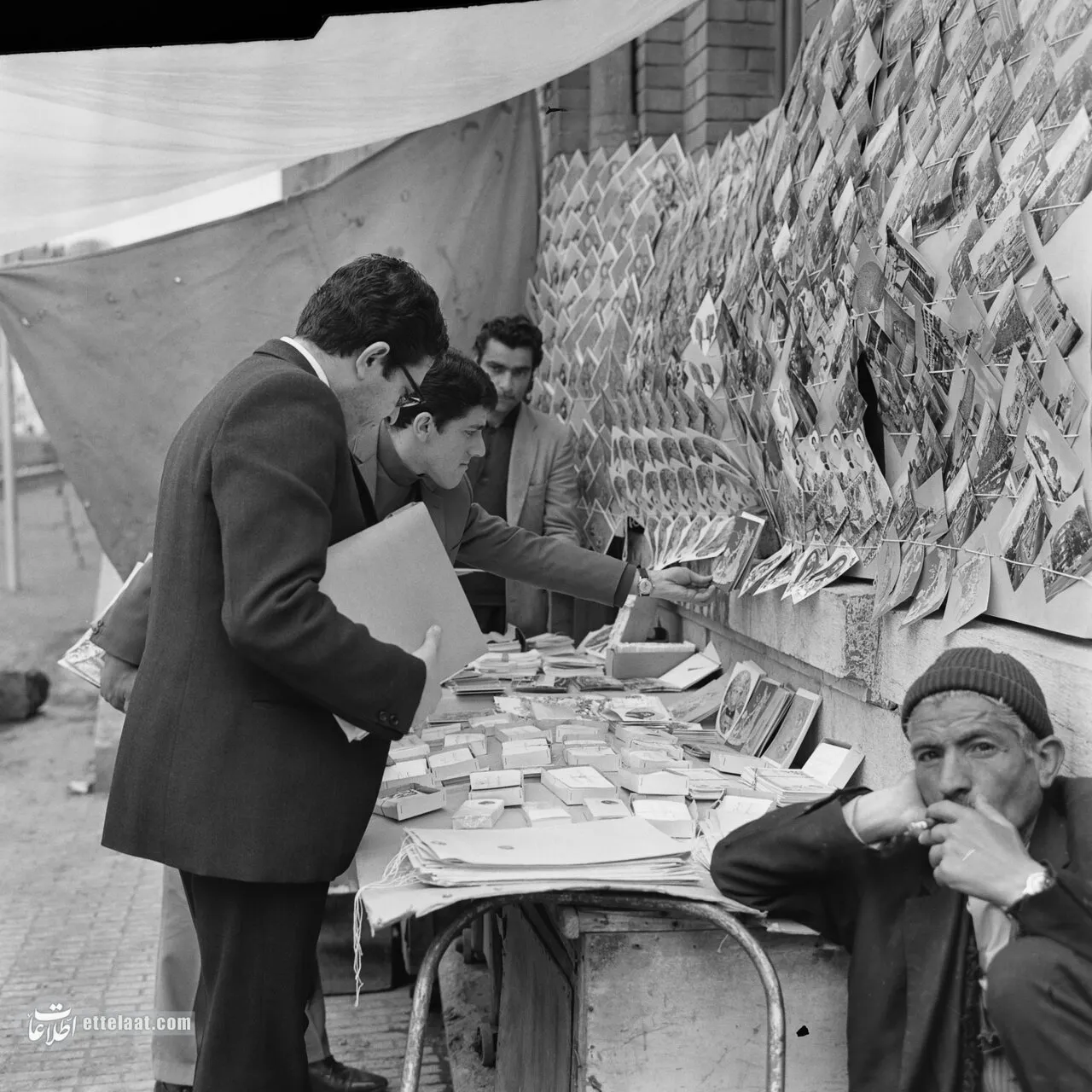 مقابل اداره پست و دستفروشی که مشغول فروش کارت پستال است
سفر به تهران ۵۰ سال پیش با ۱۵ کارت پستال نوروزی!