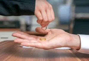 شوهرم بعد از فوت والدینش عیاش شد، طلاق میخواهم
