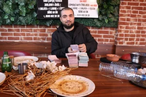 مردی در ترکیه با خوردن ۳۶۰ سیخ کباب، جایزه ۳۰۰ هزار لیری را برد!