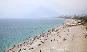 درحالی که سراسر ترکیه یخ زده، مردم این استان راهی سواحل شدند!