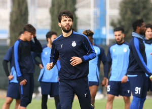 فقط ۲ بازیکن بزرگسال روی نیمکت استقلال مقابل تراکتور!