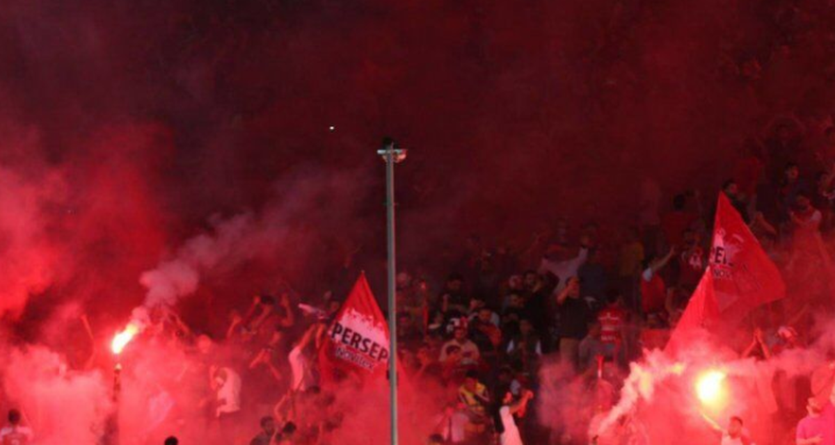 شادی خطرناک هواداران تراکتور و توقف بازی