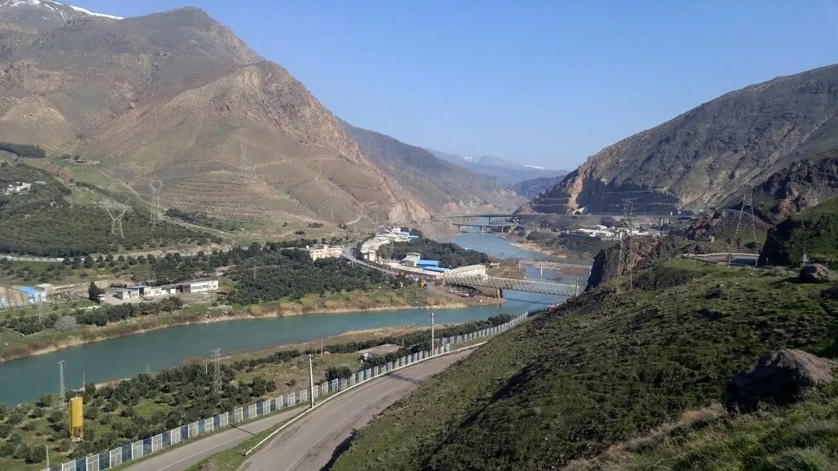 سیل راه منجیل به علی آباد و طارم را مسدود کرد