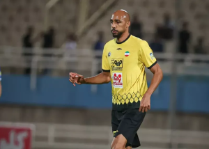 تصاویر؛ اخراج ستاره خارجی سپاهان بعد از فحاشی