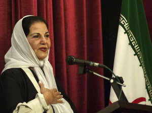 تصویر؛ پوری بنایی در کنار اسب محبوب‌اش در دهه ۵۰