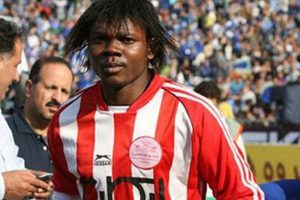 تصاویر؛ بنر ترحیم الونگ در لباس پرسپولیس مقابل درب منزل