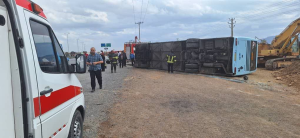 ۱۵ مصدوم در واژگونی اتوبوس در مسیر شاهین شهر به اصفهان