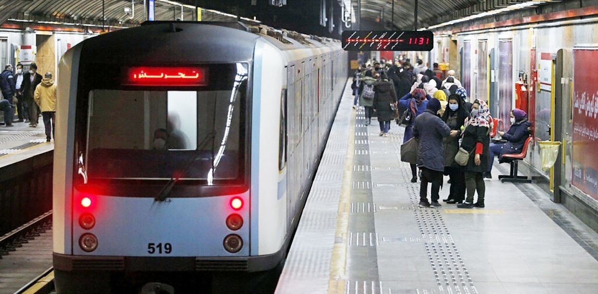 نجات مرد جوان در ایستگاه مترو شهرک آزمایش