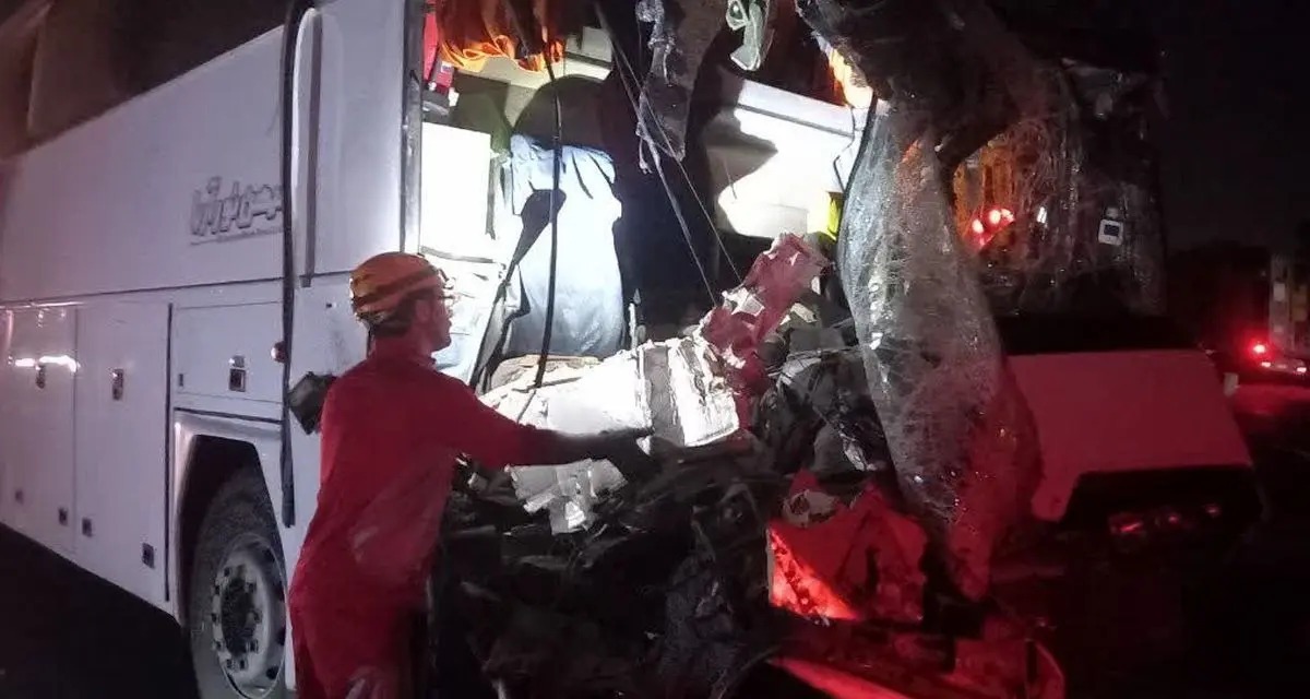 تصادف خونین اتوبوس با کامیون بنز در جاده بیرجند؛ اعزام ۲ تیم واکنش سریع