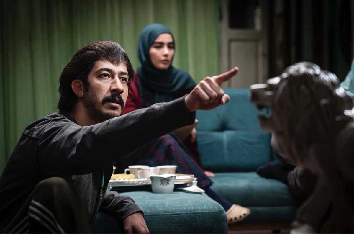تصویر؛ پشت صحنه اتاق گریم پایتخت ۷؛ مراحل تبدیل بهتاش فریبا به میمون!