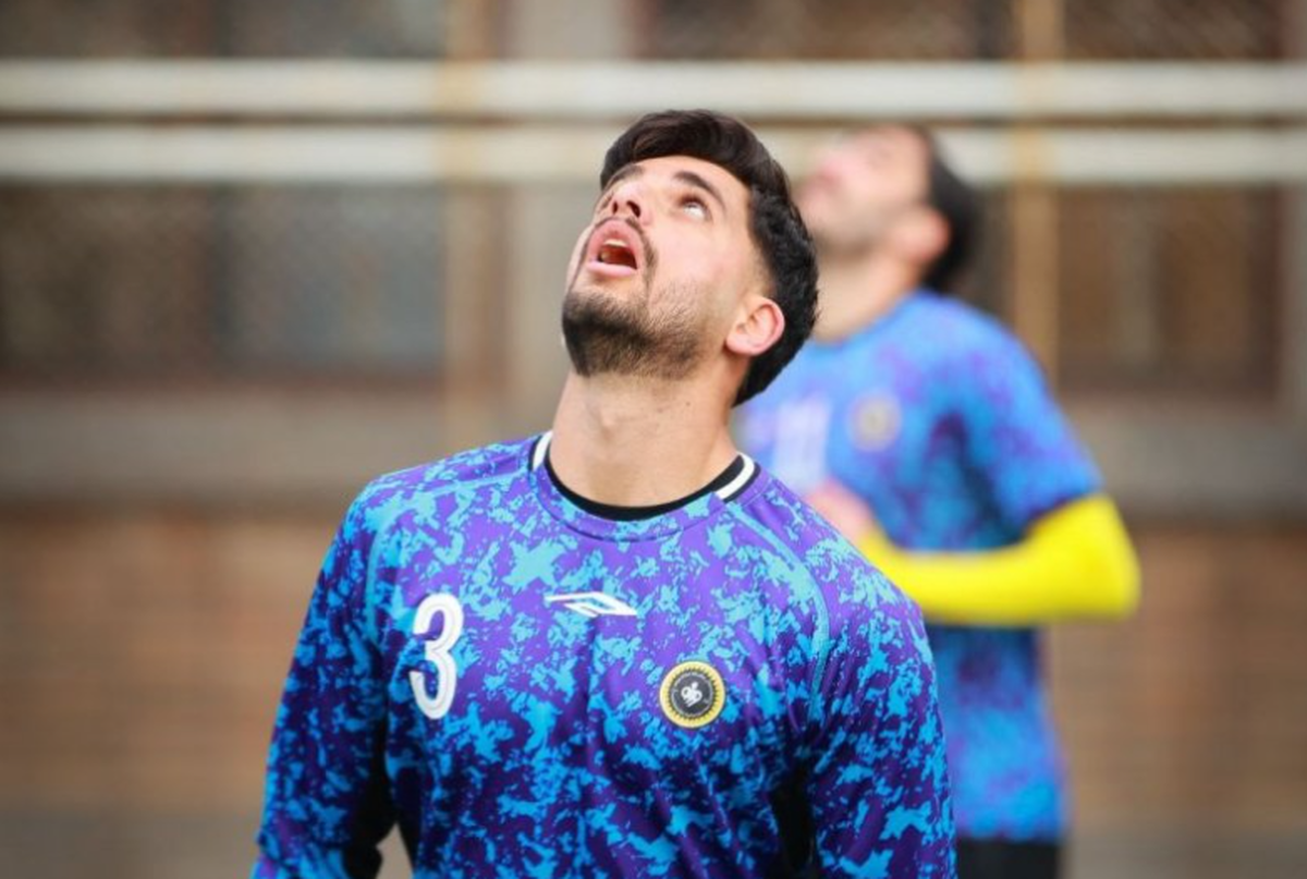 انتقال مدافع مصدوم سپاهان به بیمارستان