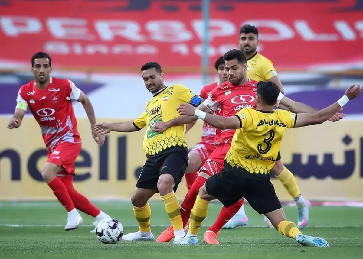 اعتراض سپاهانی‌ها به داوری قبل از پایان بازی با پرسپولیس