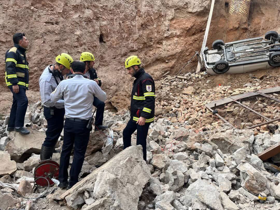 حادثه در تبریز؛ سقوط دو خودرو به محل گودبرداری در منطقه عباسی