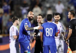 حمله روزبه چشمی به داوران: خودتان را بکشید هم نمی‌افتیم!