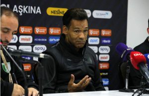 فشار هواداران، مسیر مذاکرات استقلال را عوض کرد