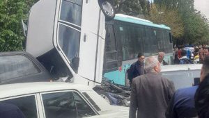 تصاویر؛ تصادف هولناک اتوبوس با چند خودروی پارک‌شده در تبریز