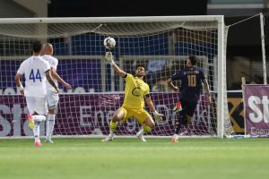 شعار هواداران استقلال عجیب نه، مشکوک است!