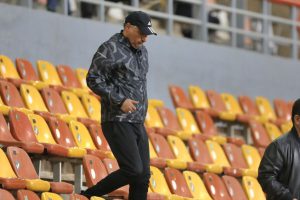 شعار و فحاشی از سکوهای نساجی علیه ساکت الهامی