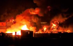 مهار آتش تا صبح ادامه دارد/ آتش به مخازن نفتی نمیرسد