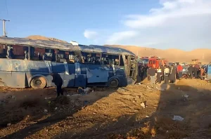 برخورد پژو ۴۰۵ با یک دستگاه مینیبوس مدرسه در استان فارس؛ 15 نفر مصدوم شدند