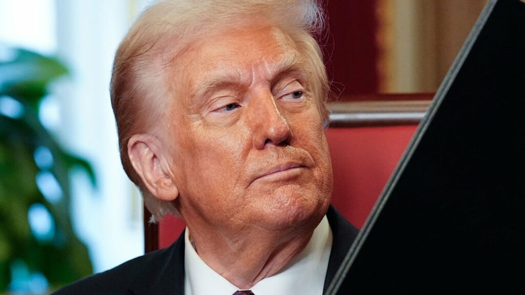 معافیت تعرفه&zwnj;ای آمریکا برای گوشی&zwnj;ها و کامپیوترها موقتی است؛ تعرفه&zwnj;های جدید در راهند