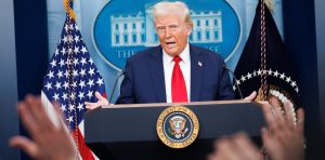 معافیت تعرفهای آمریکا برای گوشیها و کامپیوترها موقتی است؛ تعرفههای جدید در راهند