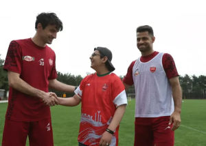 مهمان خاص پرسپولیسی‌ها؛ نوجوانی که سرطان را شکست داد