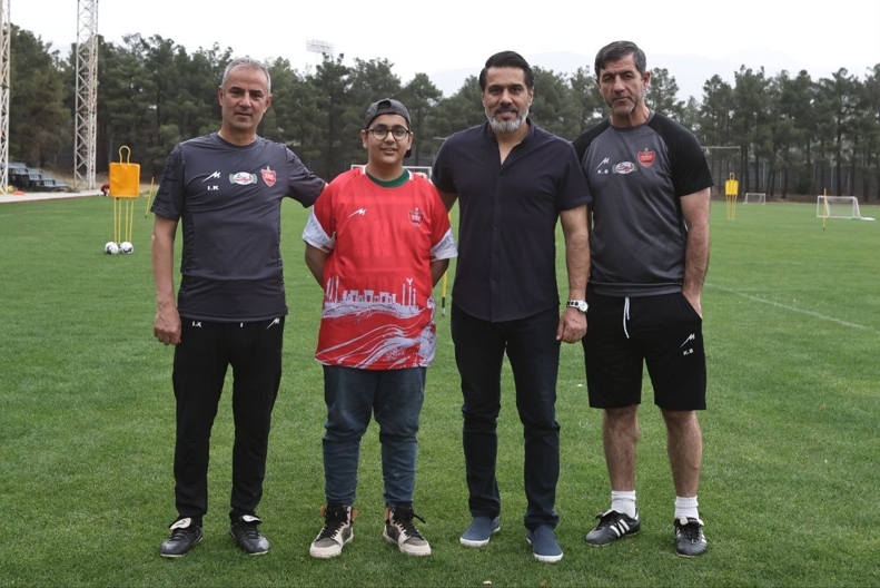 مهمان خاص پرسپولیسی‌ها؛ نوجوانی که سرطان را شکست داد